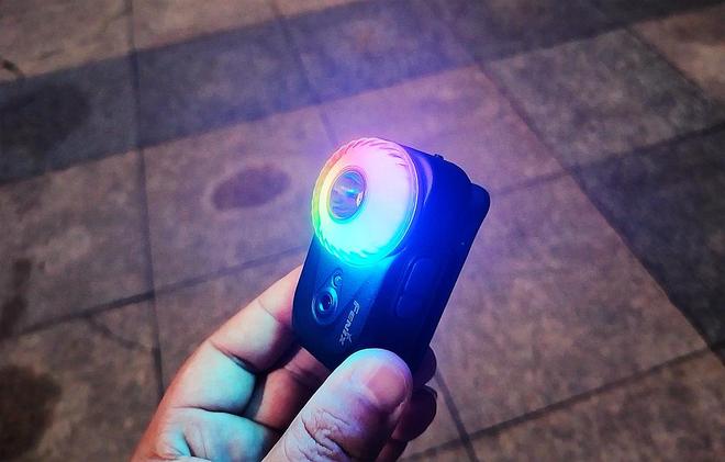 磁吸头灯：多样照明光影魔法让夜晚更炫美新葡京Fenix HL17R多用快拆(图5)