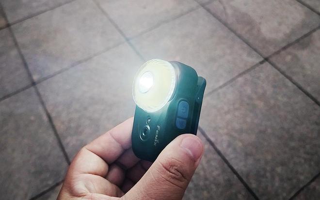 磁吸头灯：多样照明光影魔法让夜晚更炫美新葡京Fenix HL17R多用快拆(图8)